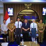 Dua calon Paskibraka Nasional asal Sumsel, Muhammad Ikhsan Nugroho dari SMA Negeri 17 Palembang dan Khalyana Zahira Sandi, siswi MAN 1 Model Lubuk Linggau saat bersilaturrahim dengan Gubernur Sumsel, Herman Deru, Senin (13/7/2026). Foto: Humas Pemprov Sumsel.