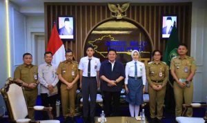 Dua calon Paskibraka Nasional asal Sumsel, Muhammad Ikhsan Nugroho dari SMA Negeri 17 Palembang dan Khalyana Zahira Sandi, siswi MAN 1 Model Lubuk Linggau saat bersilaturrahim dengan Gubernur Sumsel, Herman Deru, Senin (13/7/2026). Foto: Humas Pemprov Sumsel.