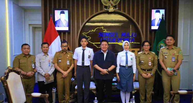 Dua calon Paskibraka Nasional asal Sumsel, Muhammad Ikhsan Nugroho dari SMA Negeri 17 Palembang dan Khalyana Zahira Sandi, siswi MAN 1 Model Lubuk Linggau saat bersilaturrahim dengan Gubernur Sumsel, Herman Deru, Senin (13/7/2026). Foto: Humas Pemprov Sumsel.