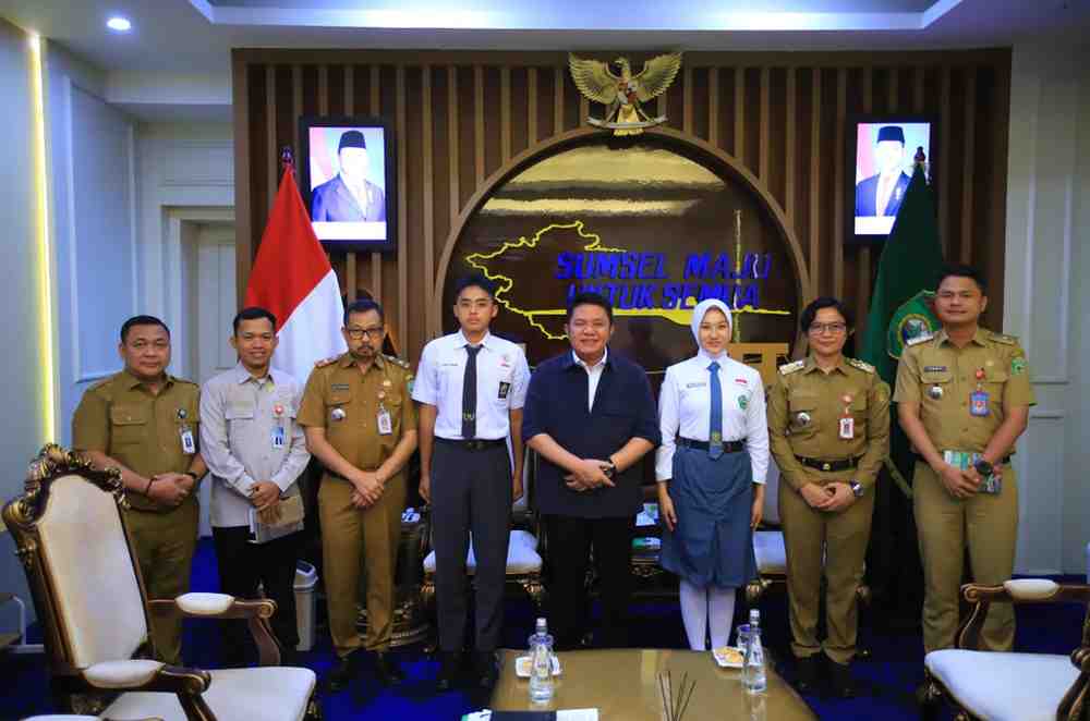 Dua calon Paskibraka Nasional asal Sumsel, Muhammad Ikhsan Nugroho dari SMA Negeri 17 Palembang dan Khalyana Zahira Sandi, siswi MAN 1 Model Lubuk Linggau saat bersilaturrahim dengan Gubernur Sumsel, Herman Deru, Senin (13/7/2026). Foto: Humas Pemprov Sumsel.