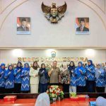 Para penilik dan Kadis Diknas, Ir H. Muhammad Affan usai pelantikan para pengurus Himpaudi Kecamatan se-Kota Palembang, Kamis (9/7/2026). Foto: IST