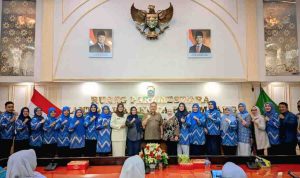 Para penilik dan Kadis Diknas, Ir H. Muhammad Affan usai pelantikan para pengurus Himpaudi Kecamatan se-Kota Palembang, Kamis (9/7/2026). Foto: IST