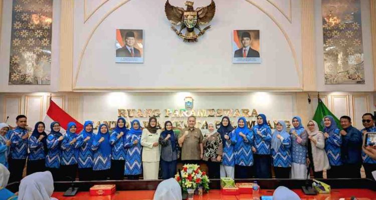Para penilik dan Kadis Diknas, Ir H. Muhammad Affan usai pelantikan para pengurus Himpaudi Kecamatan se-Kota Palembang, Kamis (9/7/2026). Foto: IST