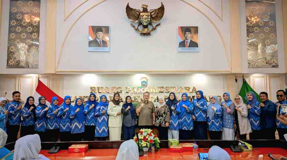 Para penilik dan Kadis Diknas, Ir H. Muhammad Affan usai pelantikan para pengurus Himpaudi Kecamatan se-Kota Palembang, Kamis (9/7/2026). Foto: IST