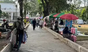 pedagang Pedagang kaki lima yang berada di dalam areal parkir Masjid Agung, Palembang. Foto: IST.
