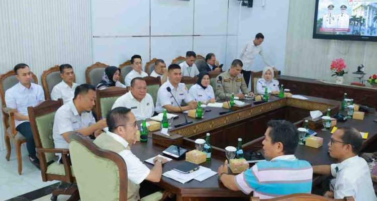 Sejumlah perwakilan pedagang kecil di kawasan Stadion Kamboja menyampaikan aspirasi langsung kepada Wali Kota Palembang, Ratu Dewa di Rumah Dinas Jalan Tasik, Rabu (1/7/2026). Foto: Kominfo Palembang.
