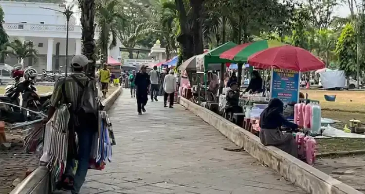 Pedagang kaki lima yang berada di dalam areal parkir Masjid Agung, Palembang. Foto: IST.