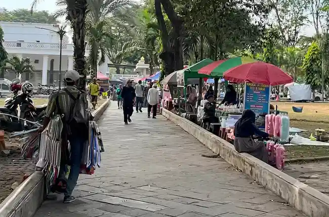 Pedagang kaki lima yang berada di dalam areal parkir Masjid Agung, Palembang. Foto: IST.