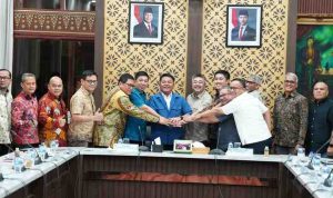 Gubernur Sumsel Herman Deru bersama konsorsium pengembang yang terdiri atas PT Pelabuhan Indonesia (Persero), PT Samudera Pasai Indonesia (SPI), dan PT Sumsel Energi Gemilang (Perseroda/SEG) di Griya Agung, Jumat (10/7/2026). Foto: Humas Pemprov Sumsel.