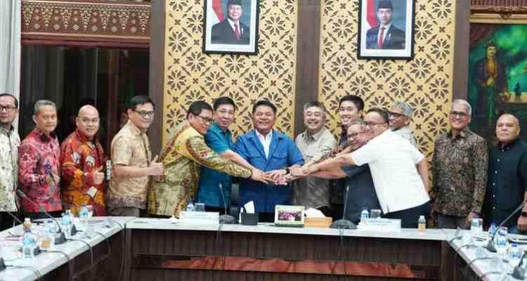 Gubernur Sumsel Herman Deru bersama konsorsium pengembang yang terdiri atas PT Pelabuhan Indonesia (Persero), PT Samudera Pasai Indonesia (SPI), dan PT Sumsel Energi Gemilang (Perseroda/SEG) di Griya Agung, Jumat (10/7/2026). Foto: Humas Pemprov Sumsel.