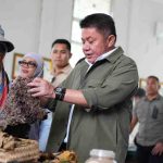 Gubernur Sumatera Selatan (Sumsel) Dr. H. Herman Deru meninjau kesiapan Rumah Pewarna Alami di Kebun Raya Sriwijaya, Kabupaten Ogan Ilir, Kamis (9/7/2026). Foto: Humas Pemprov Sumsel.