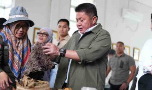 Gubernur Sumatera Selatan (Sumsel) Dr. H. Herman Deru meninjau kesiapan Rumah Pewarna Alami di Kebun Raya Sriwijaya, Kabupaten Ogan Ilir, Kamis (9/7/2026). Foto: Humas Pemprov Sumsel.
