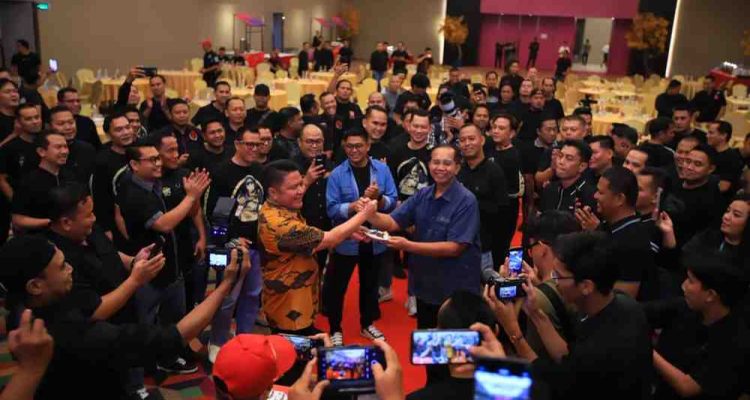 Gubernur Sumsel, Herman Deru saat menghadiri Reuni Akbar Dua Dekade alumni Sekolah Polisi Negara (SPN) Polda Sumsel Betung Gelombang I Tahun 2006 (DREGS 2006) di Hotel Zuri, Palembang, Sabtu (25/7/2026) sore. Foto: Humas Pemprov Sumsel.