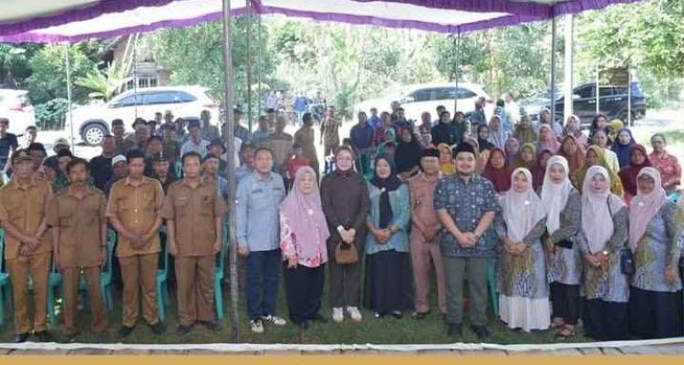 Anggota DPRD Sumsel bersama masyarakat saat reses di Desa Tanjung Agung Kecamatan Buay Madang Timur, OKU Timur. Foto: Humas DPRD Sumsel.