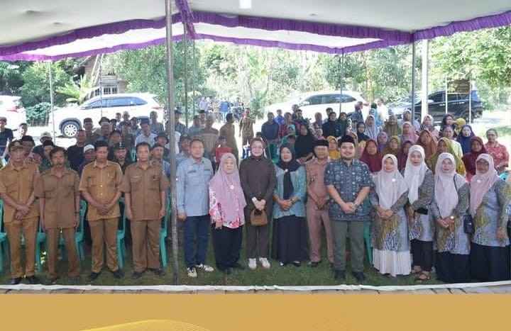Anggota DPRD Sumsel bersama masyarakat saat reses di Desa Tanjung Agung Kecamatan Buay Madang Timur, OKU Timur. Foto: Humas DPRD Sumsel.