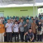 Anggota DPRD Sumsel bersama masyarakat saat reses di Desa Gunung Mas Kecamatan Belitang, OKU Timur. Foto: Humas DPRD Sumsel.