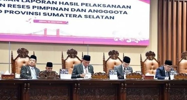 Para pimpinan DPRD Sumsel dan Wagub Cik Ujang yang memimpin paripurna tentang laporan hasil reses anggota dan pimpinan DPRD Sumsel, Senin (13/7/2027). Foto: Humas DPRD Sumsel.