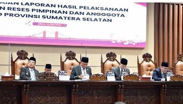 Para pimpinan DPRD Sumsel dan Wagub Cik Ujang yang memimpin paripurna tentang laporan hasil reses anggota dan pimpinan DPRD Sumsel, Senin (13/7/2027). Foto: Humas DPRD Sumsel.
