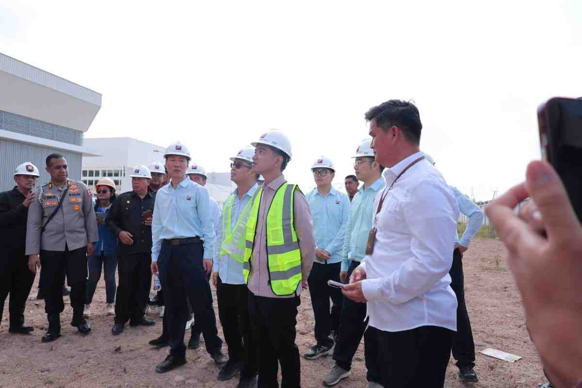 Wakil Presiden RI, Gibran Rakabuming Raka meninjau progres pembangunan Pengolahan Sampah jadi Energi Listrik (PSEL) di Jalan Keramasan Kecamatan Kertapati Palembang, Kamis (16/7/2026). Foto: Kominfo Palembang.