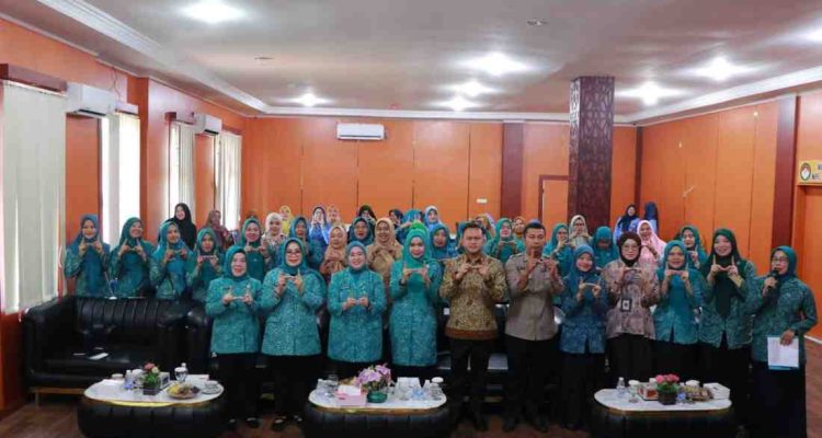 Ketua TP PKK Kota Palembang Dewi Sastrani Ratu Dewa saat berkunjung ke Kelurahan Srimulya, Sematang Borang, Jumat (24/7/2026). Foto: Kominfo Palembang.