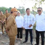 Wakil Bupati Muba Kyai H. Abdur Rohman Husen bersama anggota DPRD Provinsi Sumatera Selatan dan jajaran Organisasi Perangkat Daerah (OPD), termasuk Dinas Sosial Kabupaten Muba saat meninjau rencana lokasi Sekolah Rakyat, Selasa (7/7/2026). Foto: Kominfo Muba.