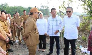 Wakil Bupati Muba Kyai H. Abdur Rohman Husen bersama anggota DPRD Provinsi Sumatera Selatan dan jajaran Organisasi Perangkat Daerah (OPD), termasuk Dinas Sosial Kabupaten Muba saat meninjau rencana lokasi Sekolah Rakyat, Selasa (7/7/2026). Foto: Kominfo Muba.
