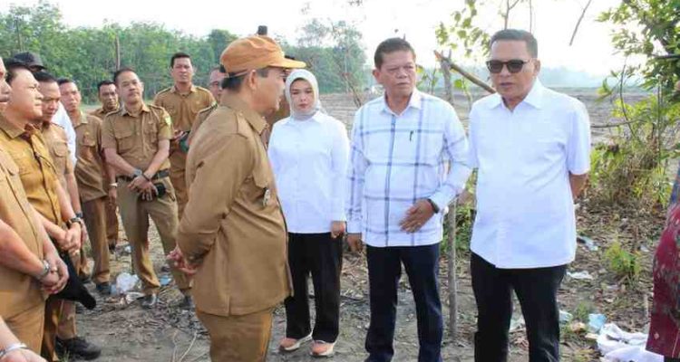 Wakil Bupati Muba Kyai H. Abdur Rohman Husen bersama anggota DPRD Provinsi Sumatera Selatan dan jajaran Organisasi Perangkat Daerah (OPD), termasuk Dinas Sosial Kabupaten Muba saat meninjau rencana lokasi Sekolah Rakyat, Selasa (7/7/2026). Foto: Kominfo Muba.