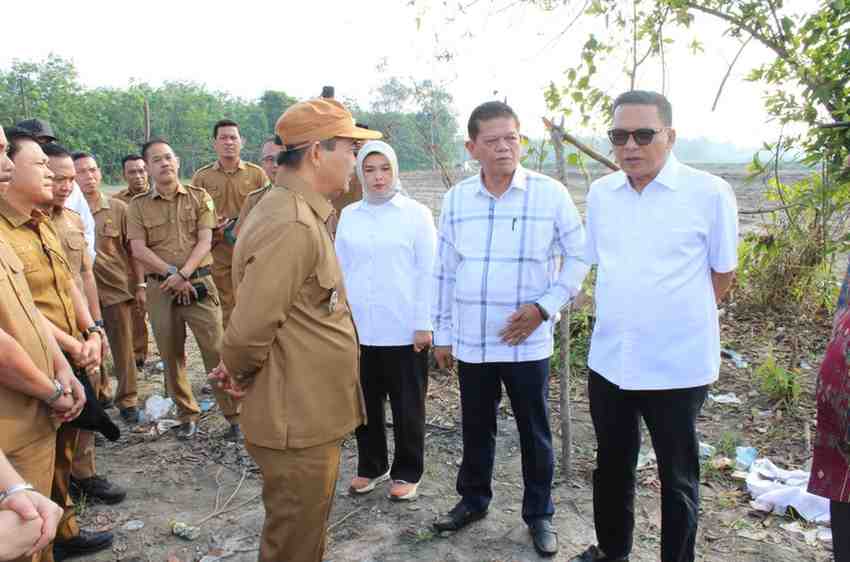 Wakil Bupati Muba Kyai H. Abdur Rohman Husen bersama anggota DPRD Provinsi Sumatera Selatan dan jajaran Organisasi Perangkat Daerah (OPD), termasuk Dinas Sosial Kabupaten Muba saat meninjau rencana lokasi Sekolah Rakyat, Selasa (7/7/2026). Foto: Kominfo Muba.