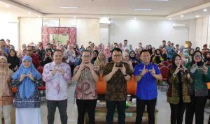 Kegiatan sosialisasi Peraturan Menteri Lingkungan Hidup Nomor 5 Tahun 2025 tentang Penyelenggaraan Program Adiwiyata. Kegiatan tersebut dibuka oleh Asisten III Setda Kota Palembang, Akhmad Bastari mewakili Wali Kota Ratu Dewa di Aula Dinas Pendidikan Kota Palembang, Kamis (23/7/2026). Foto: Kominfo Palembang.