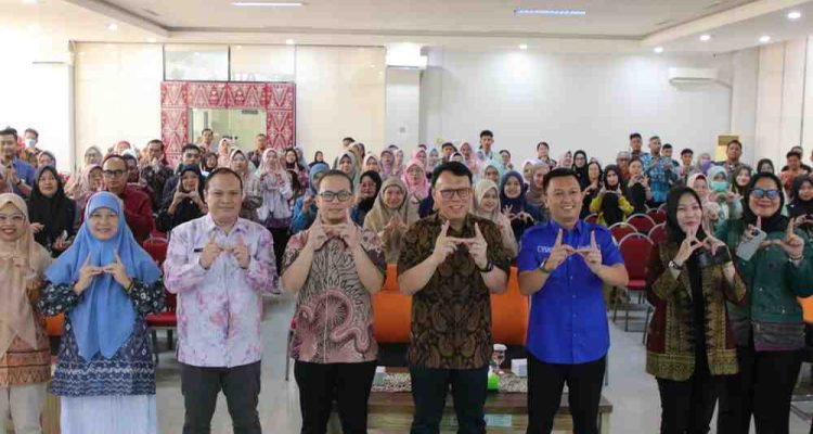 Kegiatan sosialisasi Peraturan Menteri Lingkungan Hidup Nomor 5 Tahun 2025 tentang Penyelenggaraan Program Adiwiyata. Kegiatan tersebut dibuka oleh Asisten III Setda Kota Palembang, Akhmad Bastari mewakili Wali Kota Ratu Dewa di Aula Dinas Pendidikan Kota Palembang, Kamis (23/7/2026). Foto: Kominfo Palembang.