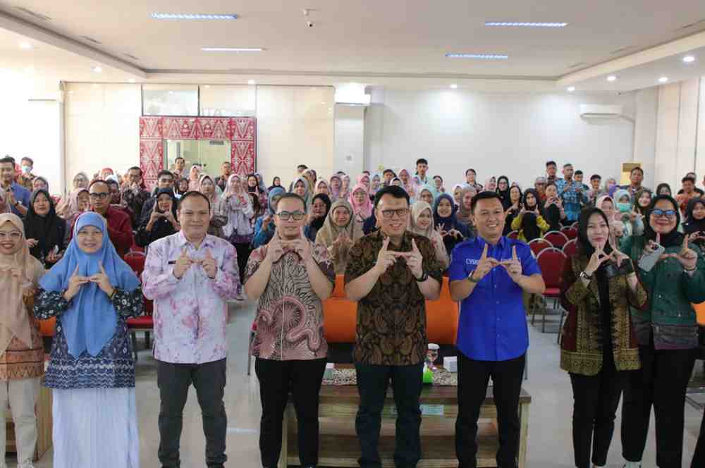 Kegiatan sosialisasi Peraturan Menteri Lingkungan Hidup Nomor 5 Tahun 2025 tentang Penyelenggaraan Program Adiwiyata. Kegiatan tersebut dibuka oleh Asisten III Setda Kota Palembang, Akhmad Bastari mewakili Wali Kota Ratu Dewa di Aula Dinas Pendidikan Kota Palembang, Kamis (23/7/2026). Foto: Kominfo Palembang.