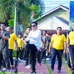 senam Bupati Muba, HM Toha tampak enjoy ikut senam bersama di halaman Mapolres Muba, Selasa (14/7/2026). Foto: Kominfo Muba.