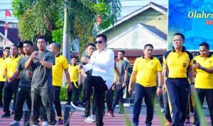 Bupati Muba, HM Toha tampak enjoy ikut senam bersama di halaman Mapolres Muba, Selasa (14/7/2026). Foto: Kominfo Muba.