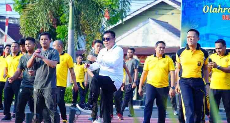 Bupati Muba, HM Toha tampak enjoy ikut senam bersama di halaman Mapolres Muba, Selasa (14/7/2026). Foto: Kominfo Muba.