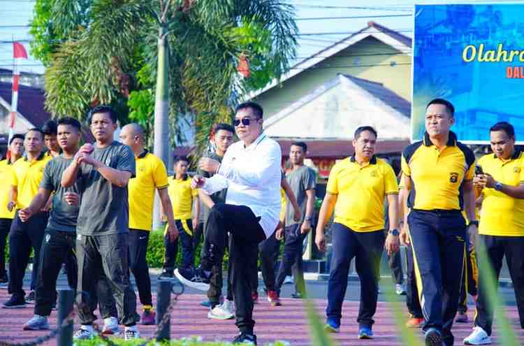 Bupati Muba, HM Toha tampak enjoy ikut senam bersama di halaman Mapolres Muba, Selasa (14/7/2026). Foto: Kominfo Muba.