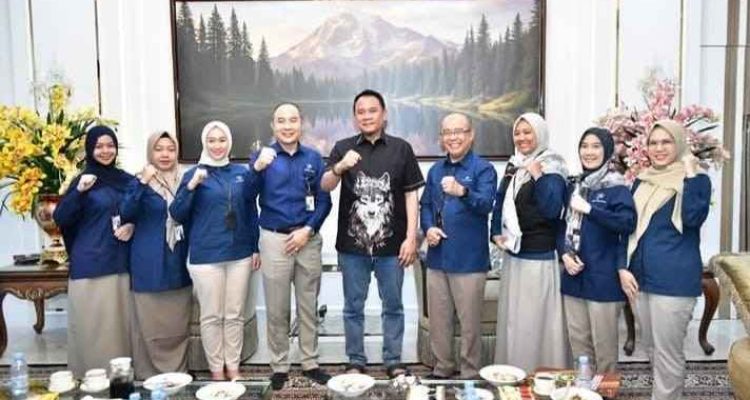 Ketua DPRD Sumsel, Andie Dinialdie menerima tim sesnsus ekonomi. Foto: Humas: DPRD Sumsel.