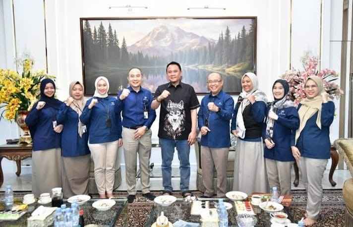 Ketua DPRD Sumsel, Andie Dinialdie menerima tim sesnsus ekonomi. Foto: Humas: DPRD Sumsel.