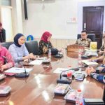 Sekda Muba, Drs. Syafaruddin, MSi., bersama jajaran Organisasi Perangkat Daerah (OPD) dalam Webinar Series I "Creative Financing & Funding KPBU" bertema "Strategi Inovatif untuk Pembiayaan Infrastruktur Daerah", yang diikuti secara virtual dari Ruang Rapat Sekda Muba, Kamis (16/7/2026). Foto: Kominfo Muba.