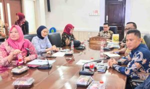 Sekda Muba, Drs. Syafaruddin, MSi., bersama jajaran Organisasi Perangkat Daerah (OPD) dalam Webinar Series I "Creative Financing & Funding KPBU" bertema "Strategi Inovatif untuk Pembiayaan Infrastruktur Daerah", yang diikuti secara virtual dari Ruang Rapat Sekda Muba, Kamis (16/7/2026). Foto: Kominfo Muba.