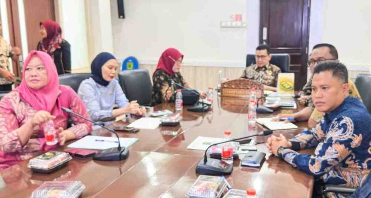 Sekda Muba, Drs. Syafaruddin, MSi., bersama jajaran Organisasi Perangkat Daerah (OPD) dalam Webinar Series I "Creative Financing & Funding KPBU" bertema "Strategi Inovatif untuk Pembiayaan Infrastruktur Daerah", yang diikuti secara virtual dari Ruang Rapat Sekda Muba, Kamis (16/7/2026). Foto: Kominfo Muba.