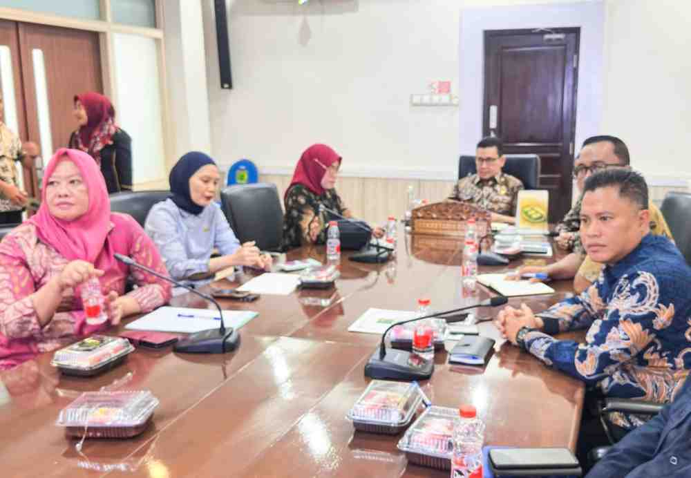 Sekda Muba, Drs. Syafaruddin, MSi., bersama jajaran Organisasi Perangkat Daerah (OPD) dalam Webinar Series I "Creative Financing & Funding KPBU" bertema "Strategi Inovatif untuk Pembiayaan Infrastruktur Daerah", yang diikuti secara virtual dari Ruang Rapat Sekda Muba, Kamis (16/7/2026). Foto: Kominfo Muba.