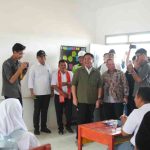 Gubernur Sumatera Selatan (Sumsel) Dr. H. Herman Deru meresmikan gedung SMA Negeri Ketapat Bening di Desa Ketapat Bening, Kecamatan Rawas Ilir, Kabupaten Musi Rawas Utara (Muratara), Rabu (15/7/2026). Foto: Humas Pemprov Sumsel.