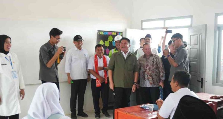 Gubernur Sumatera Selatan (Sumsel) Dr. H. Herman Deru meresmikan gedung SMA Negeri Ketapat Bening di Desa Ketapat Bening, Kecamatan Rawas Ilir, Kabupaten Musi Rawas Utara (Muratara), Rabu (15/7/2026). Foto: Humas Pemprov Sumsel.