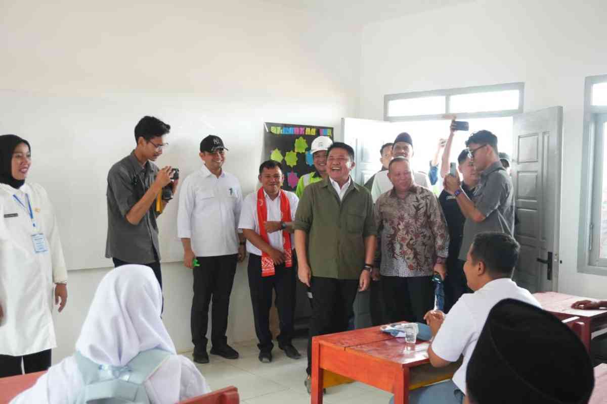 Gubernur Sumatera Selatan (Sumsel) Dr. H. Herman Deru meresmikan gedung SMA Negeri Ketapat Bening di Desa Ketapat Bening, Kecamatan Rawas Ilir, Kabupaten Musi Rawas Utara (Muratara), Rabu (15/7/2026). Foto: Humas Pemprov Sumsel.