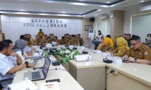 Rapat Koordinasi Progres dan Penyelesaian Kendala Pengendalian Banjir Sungai Bendung yang dipimpin Asisten I Bidang Pemerintahan dan Kesejahteraan Rakyat (Kesra) Kota Palembang, Drs. Kgs. H. Sulaiman Amin, di Ruang Rapat Musi Bapperida, Senin (20/7/2026). Foto: Kominfo Palembang.