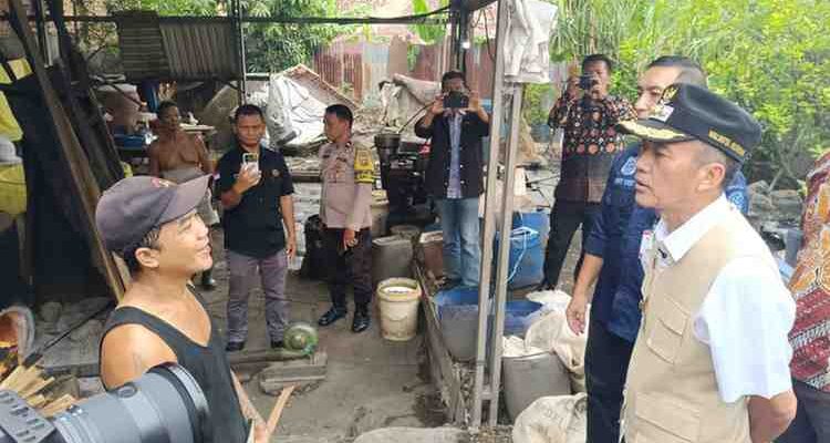 Walikota Palembang, Ratu Dewa saat menijau usaha tahu di Kecamatan Ilir Barat I Palembang, Kamis (9/6/2026). Foto: Kominfo Palembang.