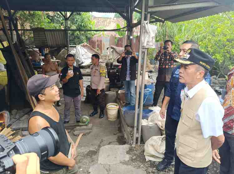 Walikota Palembang, Ratu Dewa saat menijau usaha tahu di Kecamatan Ilir Barat I Palembang, Kamis (9/6/2026). Foto: Kominfo Palembang.