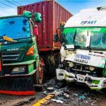 Truk kontainer dan truk bok yang mengalami kecelakaan. Foto: IST