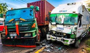 Truk kontainer dan truk bok yang mengalami kecelakaan. Foto: IST