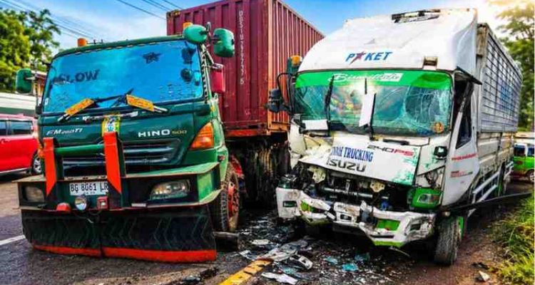 Truk kontainer dan truk bok yang mengalami kecelakaan. Foto: IST